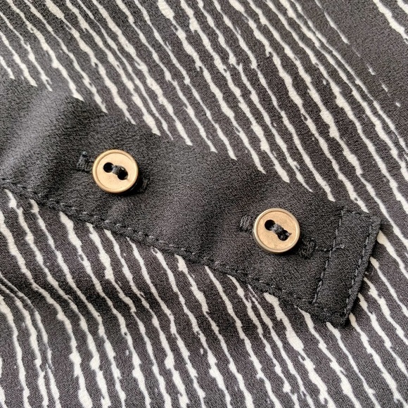 Le Chateau Sleeveless Blouse - Picture 7 of 10